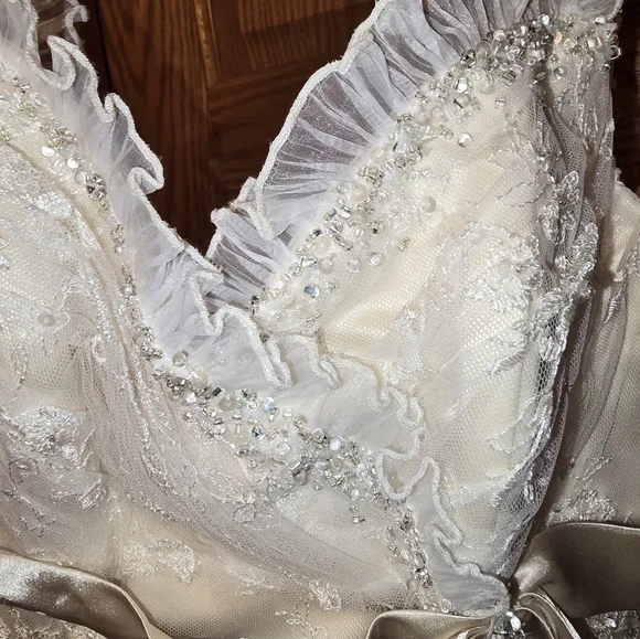 Wedding dress - Picture 2 of 16